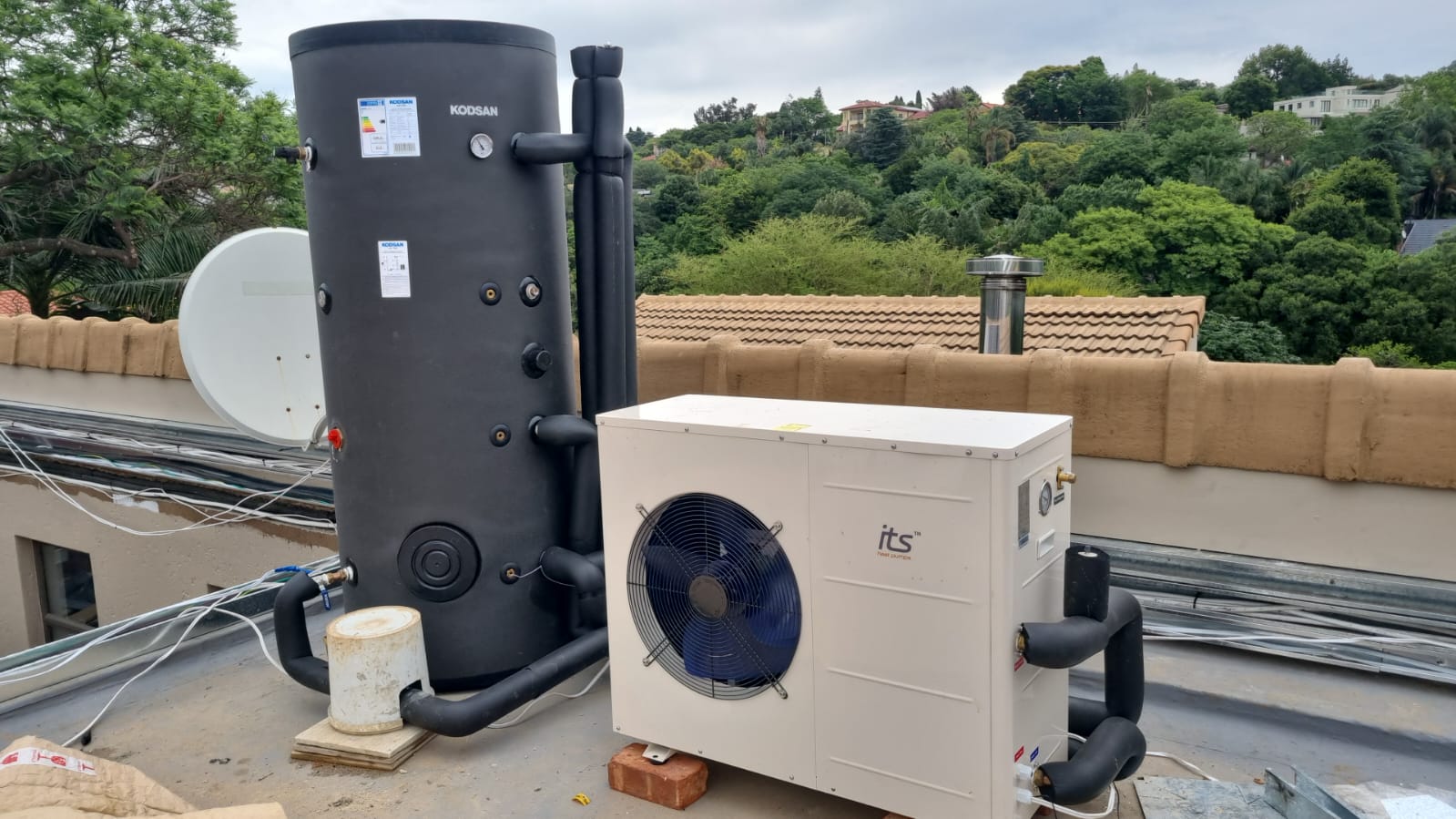 4.5kw HEATPUMP-HEATS UP TO 300 LITRES (CAN HEAT 2x 150 LITRE GEYSER TOGETHER AT THE SAME TIME)